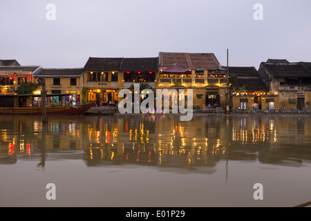 Vieille ville au bord de l'eau nuit à Hoi An Banque D'Images