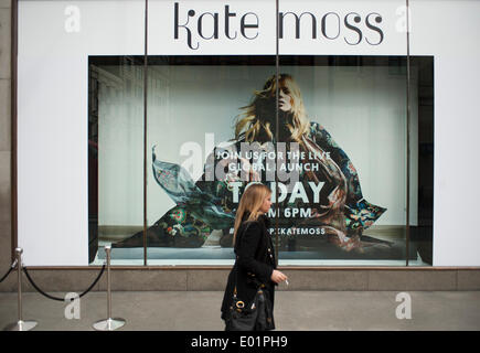 TopShop d'Oxford Circus, Londres, Royaume-Uni. 29 avril 2014. La collection de mode Kate Moss 2014 est en vente ce soir au flagship store dans le West End de Londres à partir de 18h30, sa première collection Topshop en 4 ans. Credit : Malcolm Park editorial/Alamy Live News Banque D'Images