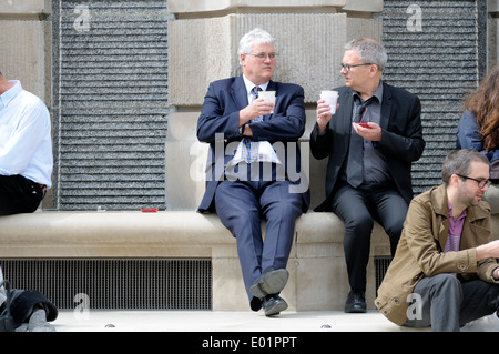 Londres, Angleterre, Royaume-Uni. Les hommes d'affaires de boire du café à Paternoster Square Banque D'Images