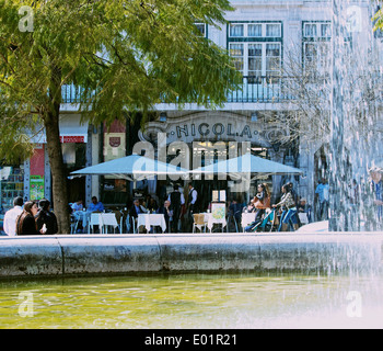 Style Art déco Nicola café terrasse vu de la fontaine de la Place Rossio (Praça Dom Pedro 1V) Lisbonne Portugal Europe de l'ouest Banque D'Images