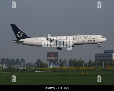 United Airlines Boeing 767-300 N653UA (MSN 25391) atterrit à l'aéroport de Schiphol (AMS), pays-Bas. Cet avion est vu terminer sa descente vers la piste. Banque D'Images