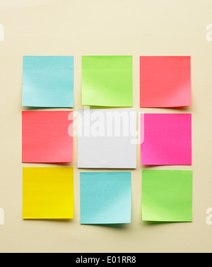 Post it collé à un conseil/mur Banque D'Images