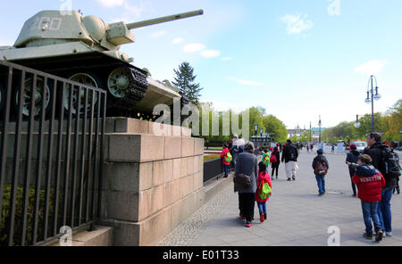 Berlin, Allemagne. Apr 15, 2014. Les touristes regarder un vieux réservoir T-34/76 soviétique au cénotaphe soviétique près de la porte de Brandebourg dans le quartier Tiergarten de Berlin, Allemagne, 15 avril 2014. Le modèle du réservoir a été déployé durant la Seconde Guerre mondiale par l'Armée Rouge. Photo : Wolfgang Kumm/dpa/Alamy Live News Banque D'Images