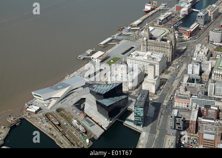 Vue aérienne de la zone d'aménagement du front de mer de Liverpool avec le Liver Building et la Rivière Mersey Banque D'Images