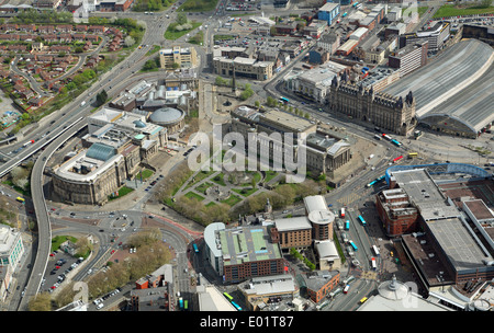 Vue aérienne de Liverpool - St George's Hall, St John's Gardens, la Ligne, Colonne Wellington Street Station & Empire Theatre Banque D'Images