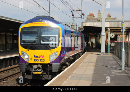 En train diesel 1 plate-forme à Carnforth station avec un service de Barrow-in-Furness à Manchester Airport Banque D'Images