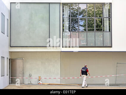 Dessau-Rosslau, Allemagne. Apr 29, 2014. Le concept de "reconstruction" imprécis (allemand : unscharfe Konstruktion) est illustré à la maison jumelée de Laszlo Moholy-Nagy (L, nouveau) et Lyonel Feininger (R, ancien) dans Dessau-Rosslau, Allemagne, 29 avril 2014. Un week-end de festivités pour le reconstruction de la maisons des maîtres règlement aura lieu du 16 au 18 mai. Le règlement, qui a été conçu par Walter Gropius, il y a 70 ans et est inscrit au Patrimoine Mondial de l'Unesco, est terminée aujourd'hui. Photo : Jan Woitas/dpa/Alamy Live News Banque D'Images