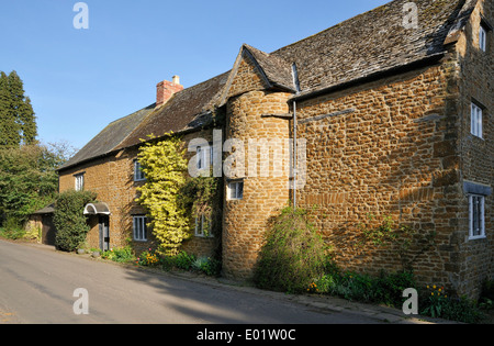 L'Ironstone Cotswold maisons dans Hook Norton, Oxfordshire Banque D'Images