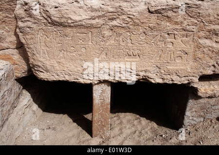 Saqqara,Zoser Pyramid hiéroglyphes,à l'entrée d'un tombeau. Banque D'Images