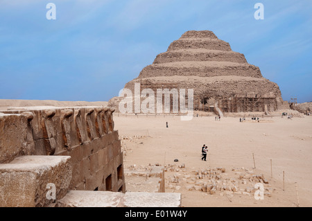 Saqqara pyramide,du roi Djéser (III° dyn.) Le complexe de l'enterrement du pharaon vu du mur cobra Banque D'Images