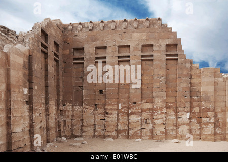 Saqqara pyramide,du roi Djéser (III° dyn.) Le complexe de la nécropole du pharaon.Le mur de cobra. Banque D'Images