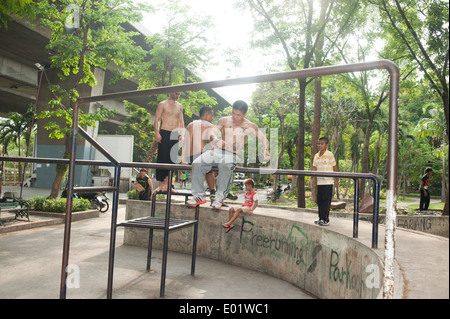 Babngkok, Thaïlande - jeunes hommes pratiquant factory ♡ lovely fairies ♡ pascal Alexandra Banque D'Images