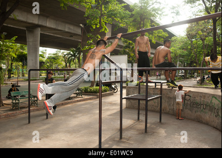 Babngkok, Thaïlande - jeunes hommes pratiquant factory ♡ lovely fairies ♡ pascal Alexandra Banque D'Images