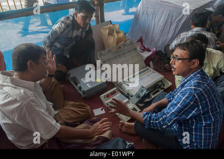 Calcutta, Inde. Apr 29, 2014. Les membres du personnel du scrutin indien vérifier machines de vote électroniques (EVM) à un centre de distribution à la veille de scrutin dans Dumurjala, quelque 20 km à l'ouest de Calcutta, capitale de l'Est de l'état indien du Bengale occidental le 29 avril 2014. L'Inde est en train d'un neuf-phase qui dure de l'élection du 7 avril jusqu'au 12 mai. Credit : Tumpa Mondal/Xinhua/Alamy Live News Banque D'Images