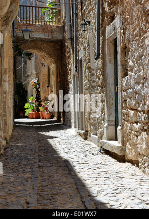 Voies étroites et pavées avec archway ville médiévale Mesta Chios Grèce fortifications forme pentagone ville a Banque D'Images