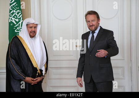 Sarajevo, Bosnie-Herzégovine. Apr 29, 2014. Le président de la présidence de la Bosnie-Herzégovine (BiH) Bakir Izetbegovic (R) se félicite le président de l'Assemblée consultative du Royaume d'Arabie saoudite Abdullah bin Ibrahim al-Cheikh, dans le bâtiment de la présidence à Sarajevo, Bosnie-Herzégovine, le 29 avril 2014. © Haris Memija/Xinhua/Alamy Live News Banque D'Images