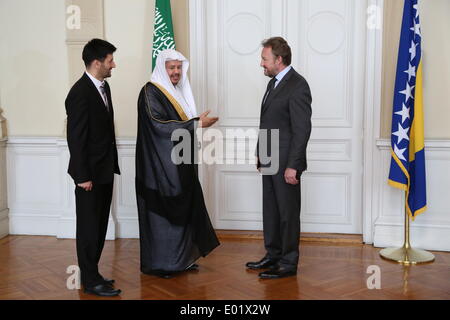 Sarajevo, Bosnie-Herzégovine. Apr 29, 2014. Le président de la présidence de la Bosnie-Herzégovine (BiH) Bakir Izetbegovic (R) se félicite le président de l'Assemblée consultative du Royaume d'Arabie saoudite Abdullah bin Ibrahim al-Cheikh (C), dans le bâtiment de la présidence à Sarajevo, Bosnie-Herzégovine, le 29 avril 2014. © Haris Memija/Xinhua/Alamy Live News Banque D'Images