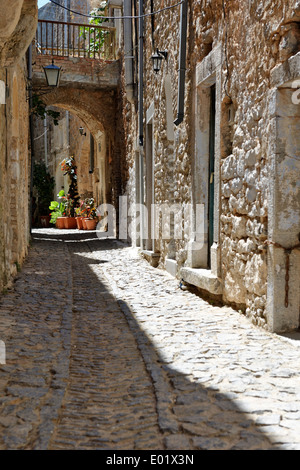 Voies étroites et pavées avec archway ville médiévale Mesta Chios Grèce fortifications forme pentagone ville a Banque D'Images