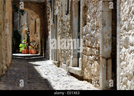 Voies étroites et pavées avec archway ville médiévale Mesta Chios Grèce fortifications forme pentagone ville a Banque D'Images