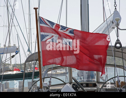 Red Ensign, parfois appelé duster rouge, volant sur un yacht dans les Caraïbes Banque D'Images