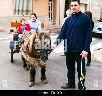 Poney et panier d'être conduit à la bénédiction des animaux, Festival de Néoules, Espagne Banque D'Images