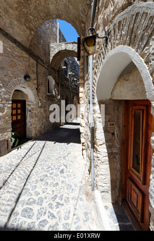 Voies étroites et pavées avec archway ville médiévale Mesta Chios Grèce fortifications forme pentagone ville a Banque D'Images