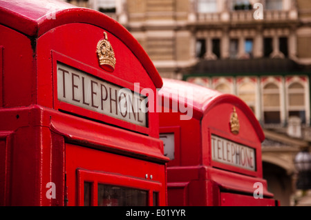 Cabines de téléphone rouges typiques à Londres Banque D'Images