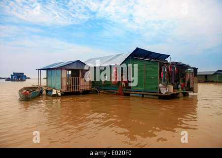 Le village sur l'eau. Le lac Tonle Sap au Cambodge Banque D'Images