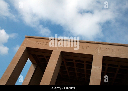 À la colonnade Normandy American Cemetery and Memorial. Image by Kim Craig. Banque D'Images