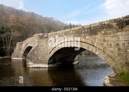 Pont voûté en pierre du xvie siècle à travers Eamont River dans la région de Lake District National Park, Pooley Bridge Cumbria England UK Grande-Bretagne Banque D'Images