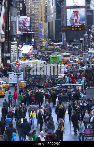 En regardant vers le sud le long de la 7e Avenue et Broadway, à l'éternellement bloqué Times Square, Manhattan, NYC Banque D'Images