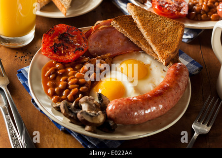 Petit-déjeuner anglais complet traditionnel avec des oeufs, bacon, saucisses et haricots blancs Banque D'Images