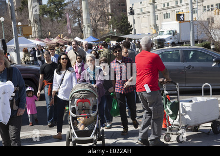 Le marché des fermiers à Grand Army Plaza est toujours bondé avec les consommateurs le samedi matin dans la région de Brooklyn, New York. Banque D'Images