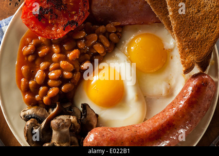 Petit-déjeuner anglais complet traditionnel avec des oeufs, bacon, saucisses et haricots blancs Banque D'Images