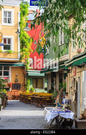 Cafés Bars et restaurants dans le domaine de l'Ortakoy Istanbul Turquie près de le Bosphore et la mosquée cami d'Ortakôy Banque D'Images