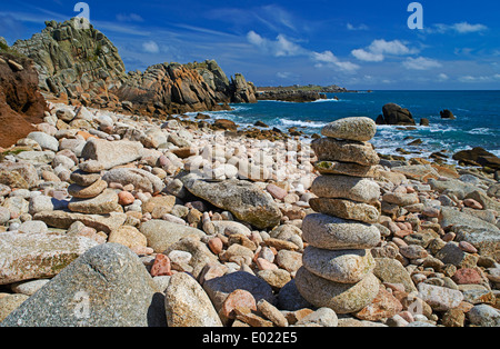 Tas de pierres sur la plage à St Agnes, Penzance, Cornwall, Scillies en Avril Banque D'Images