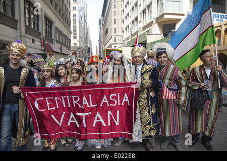 Attendre les Américains de l'Iran à mars dans le jour le long de l'avenue Madison à New York. Banque D'Images