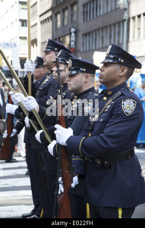 La garde de la police mène le NYPD Marching Band sur Madison Avenue. à la guerre Day Parade à New York. Banque D'Images