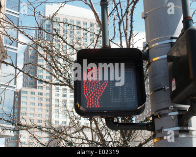 Ne marchez pas symbole main sign in White Plains, New York, 26 avril 2014, © Katharine Andriotis Banque D'Images