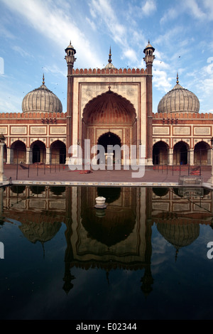 La Jama Masjid (la mosquée de vendredi) reflète dans un bassin pour les ablutions rituelles, Old Delhi, Inde Banque D'Images