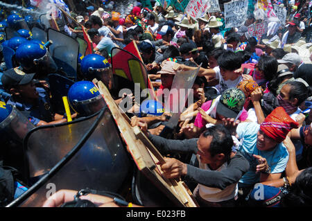 Manille, Philippines. Apr 29, 2014. Manille, Philippines - Manifestants en conflit avec la police anti-émeutes alors qu'ils tentent de marcher vers l'ambassade des États-Unis pour organiser une manifestation contre la visite du président américain Barack Obama à Manille le 29 avril 2014. Un pacte a été signé entre les Philippines et les États-Unis pour permettre à plus de présence militaire américaine aux Philippines pour renforcer leurs capacités, en dépit de la différends territoriaux en mer de Chine du Sud avec la Chine. © George Calvelo/NurPhoto ZUMAPRESS.com/Alamy/Live News Banque D'Images