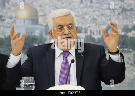 Ramallah, dans les territoires palestiniens. Apr 30, 2014. Le président palestinien Mahmoud Abbas participe à une réunion d'affaires palestiniens de Jérusalem est de mettre en place un fonds national pour soutenir les résidents palestiniens de Jérusalem-Est, à son bureau dans la ville cisjordanienne de Ramallah, 29 avril 2014. Israël a suspendu les négociations de ces dernières semaines après que le président palestinien Mahmoud Abbas et du Fatah a signé un accord d'unité avec le groupe islamiste du Hamas, visant à mettre fin à des années de division. © Shadi Hatem/NurPhoto ZUMAPRESS.com/Alamy/Live News Banque D'Images