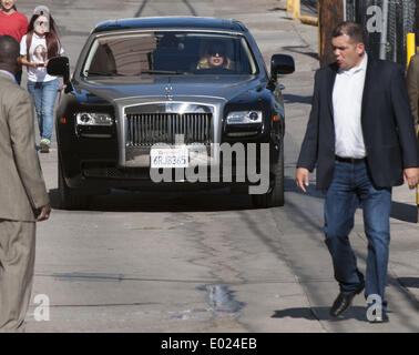 Hollywood, Californie, USA. Apr 27, 2013. JENNIFER LOPEZ arrive dans sa Rolls Royce noire pour le rubanage de Jimmy Kimmel Live au El Capitan Theatre à Hollywood le lundi 28 avril, 2014. © David Bro/ZUMAPRESS.com/Alamy Live News Banque D'Images