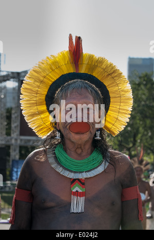 Chef Kayapo Raoni Txucarrhamae avec headress jaune. Le Sommet des peuples à la Conférence des Nations Unies sur le développement durable, Rio de Janeiro, Brésil, 16 juin 2012. Banque D'Images