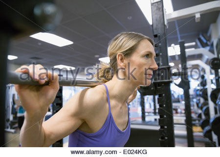 Close up of woman le levage de poids