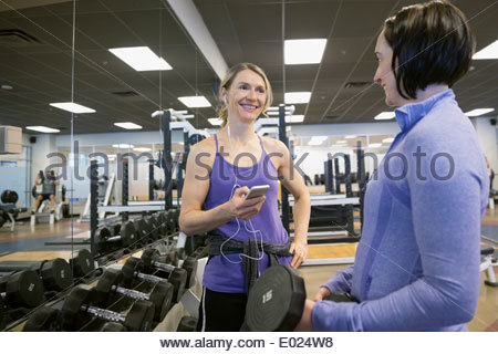 Le levage de poids femmes at gym