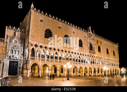Venise, Italie. Scène de nuit avec le Palazzo Ducale de la Piazza San Marco, construite en style gothique vénitien, monument de la culture italienne Banque D'Images
