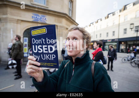 BATH, Royaume-Uni, le 29 avril, 2014. Un manifestant de l'UKIP anti femelle contient jusqu'un dépliant de l'UKIP en dehors du Forum lieu d'exposition à baignoire,Nigel Farage le chef du parti indépendantiste du Royaume-Uni était due à prendre la parole lors de la réunion publique. Credit : lynchpics/Alamy Live News Banque D'Images
