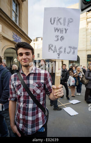 BATH, Royaume-Uni, le 29 avril, 2014. Un homme manifestant anti UKIP contient jusqu'à l'extérieur de l'étiquette de l'UKIP anti Forum en baignoire,Nigel Farage le chef du parti indépendantiste du Royaume-Uni était due à prendre la parole lors de la réunion publique. Credit : lynchpics/Alamy Live News Banque D'Images