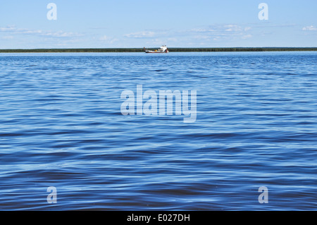 Ferry sur la grande rivière. Les rivières Yakut Lena et Aldan pas les ponts. Les gens attendent le ferry. Banque D'Images